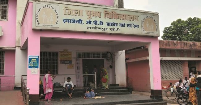 ज़िला अस्पताल खीरी में नही मिल रहा मरीजो को स्ट्रेचर,