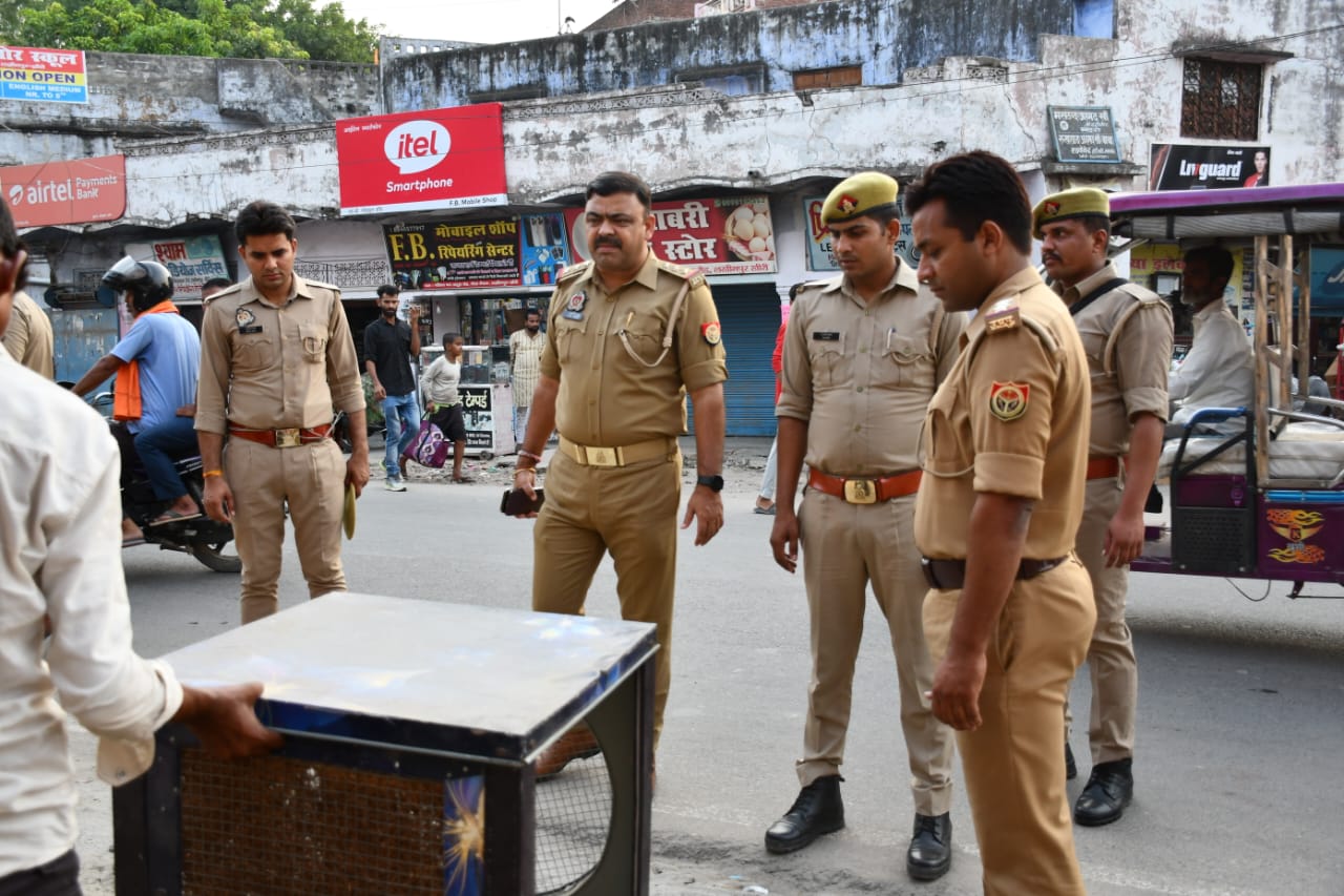 कोतवाली सदर : पुलिस व यातायात पुलिस द्वारा संयुक्त रूप से अभियान चलाकर मेला मैदान से महेवागंज तक सुगम यातायात व्यवस्था हेतु अवैध अतिक्रमण हटवाया गया
