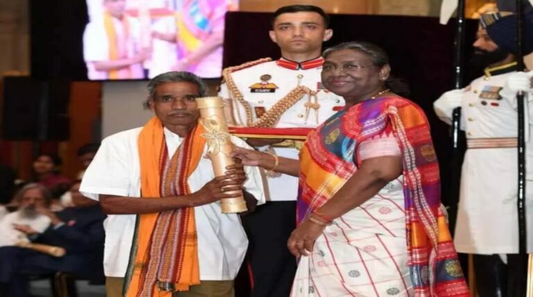 India : राष्ट्रपति द्रौपदी मुर्मू ने जागेश्वर यादव को दिया पद्मश्री पुरस्कार