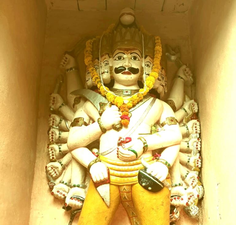 कैलाशनाथ शिवाला स्थित मंदिर में स्थापित रावण की मूर्ति
